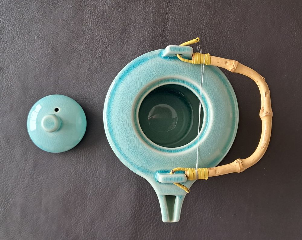th&eacute;i&egrave;re en c&eacute;ramique &eacute;maill&eacute;e bleu avec anse en bambou Cuisine