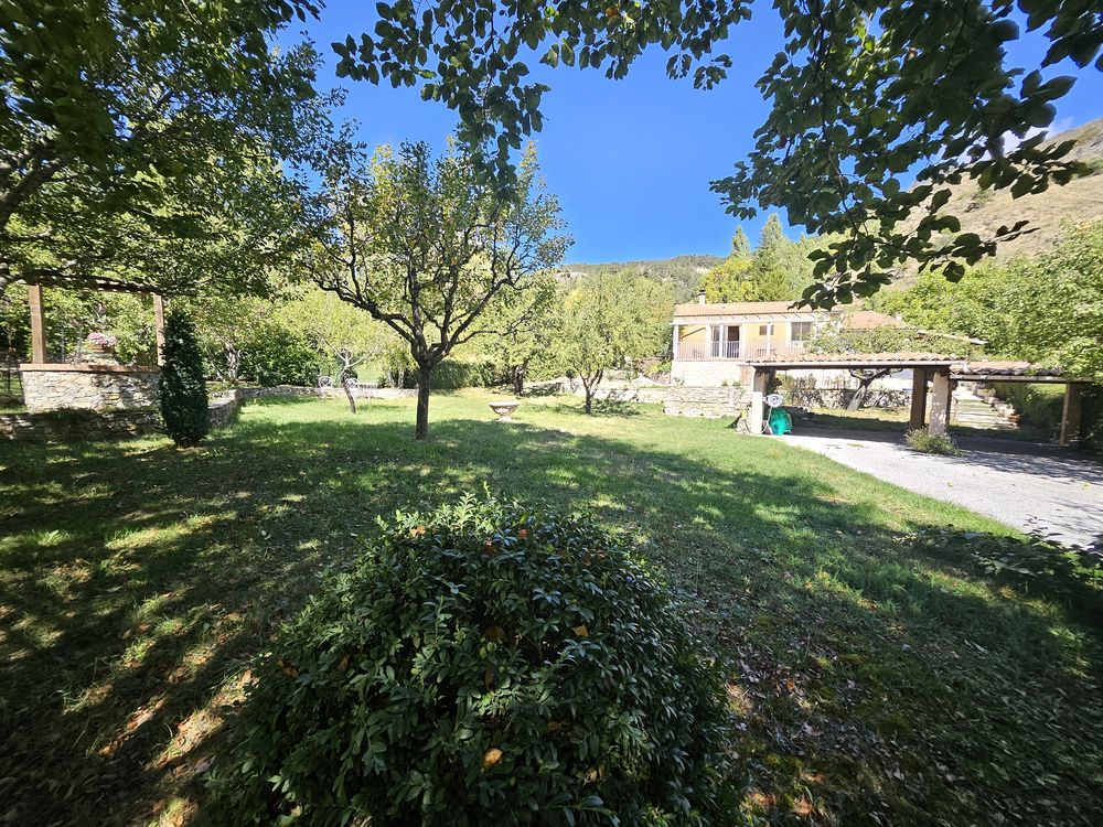 Vente Villa VILLA PLAIN-PIED + ANNEXES SUR TERRAIN 1870 M2 CLÔTURÉ Castellane