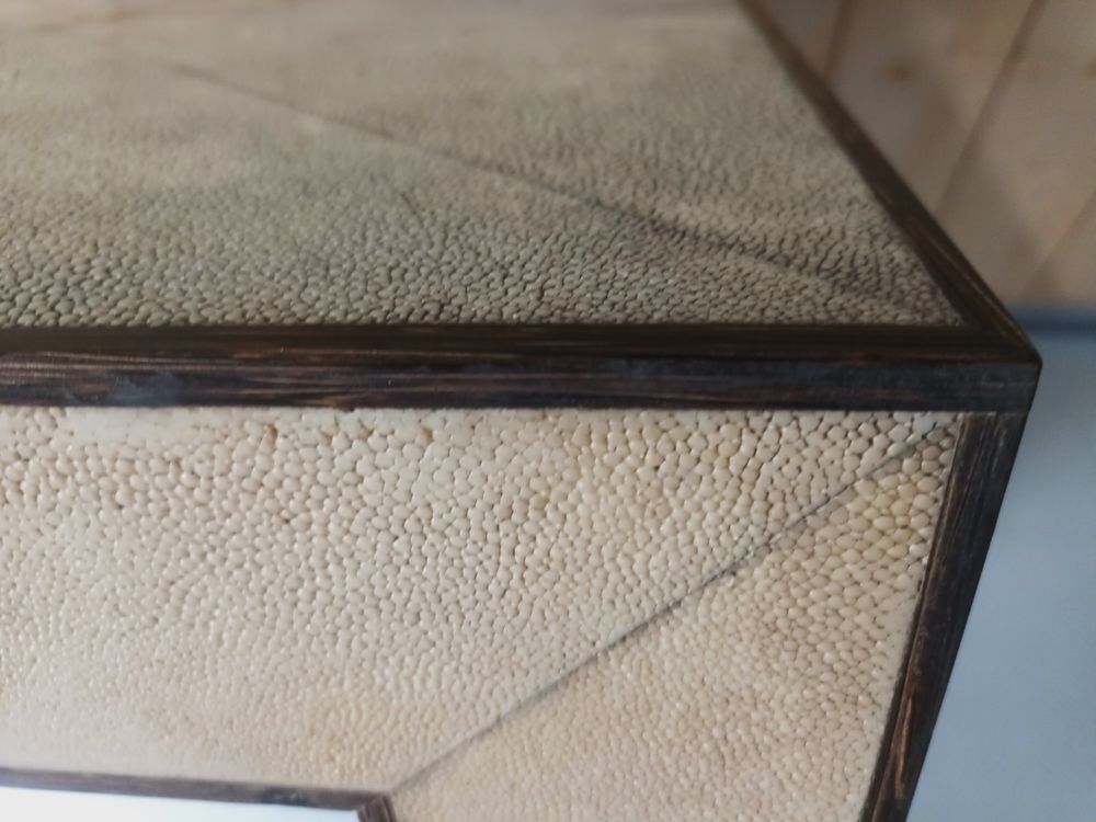 Petite table carr&eacute;e en galuchat de style art d&eacute;co "Collector Meubles