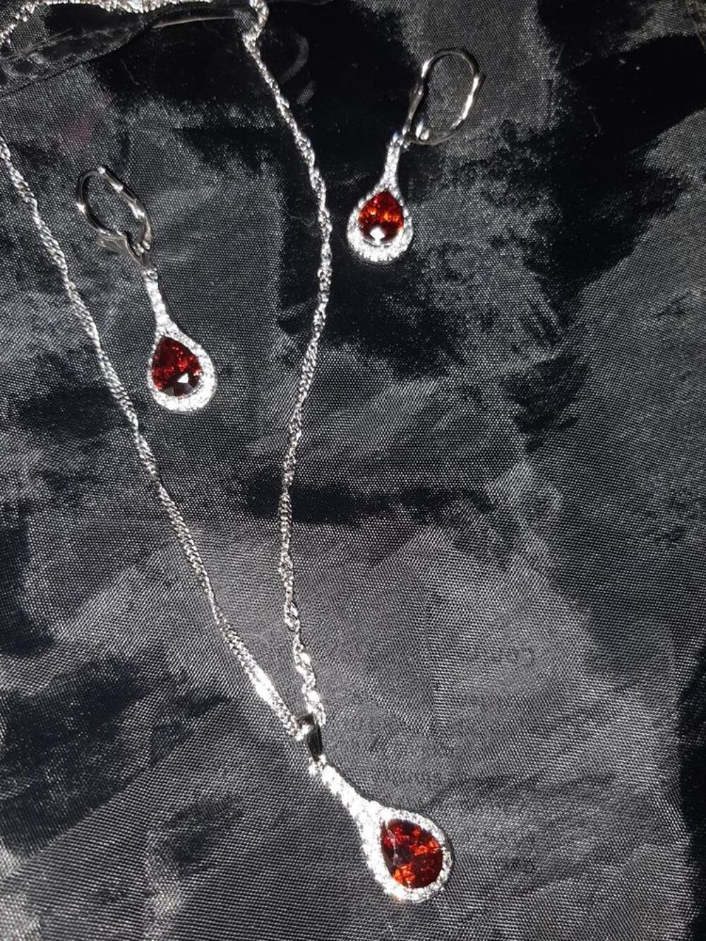 Pendentifs raffin&eacute;s et parures en pierreries Bijoux et montres