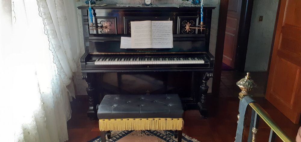 Piano droit Instruments de musique