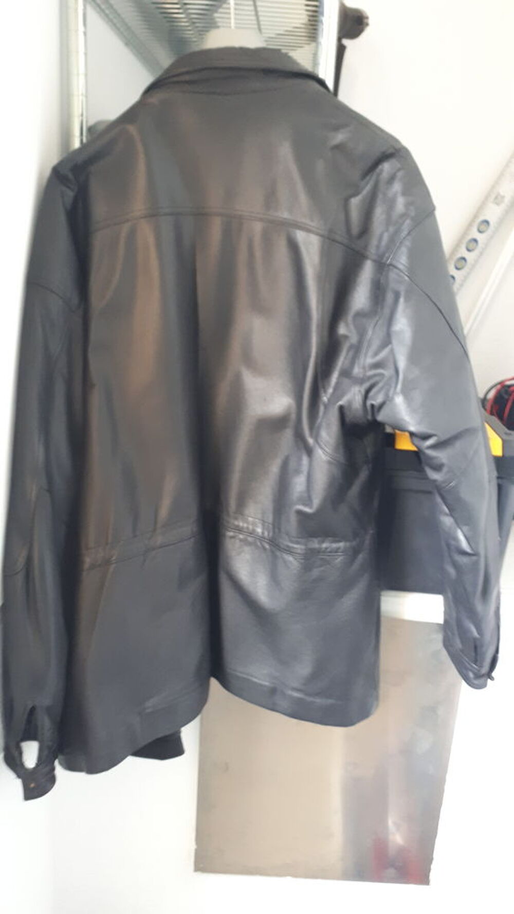 2 vestes en cuir une plutot sport une plus habill&eacute; Vêtements