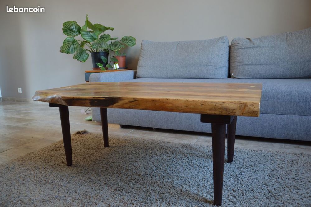 Table basse en noyer massif bords live edge, avec papillons Meubles