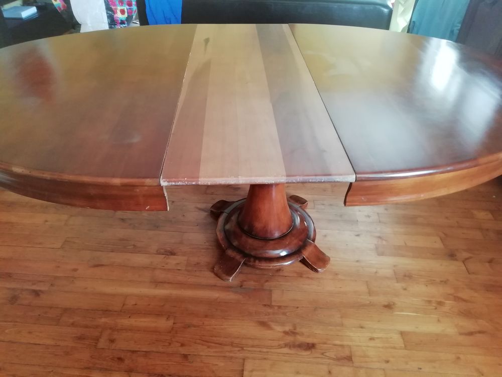 Table ovale en merisier pied central. Meubles