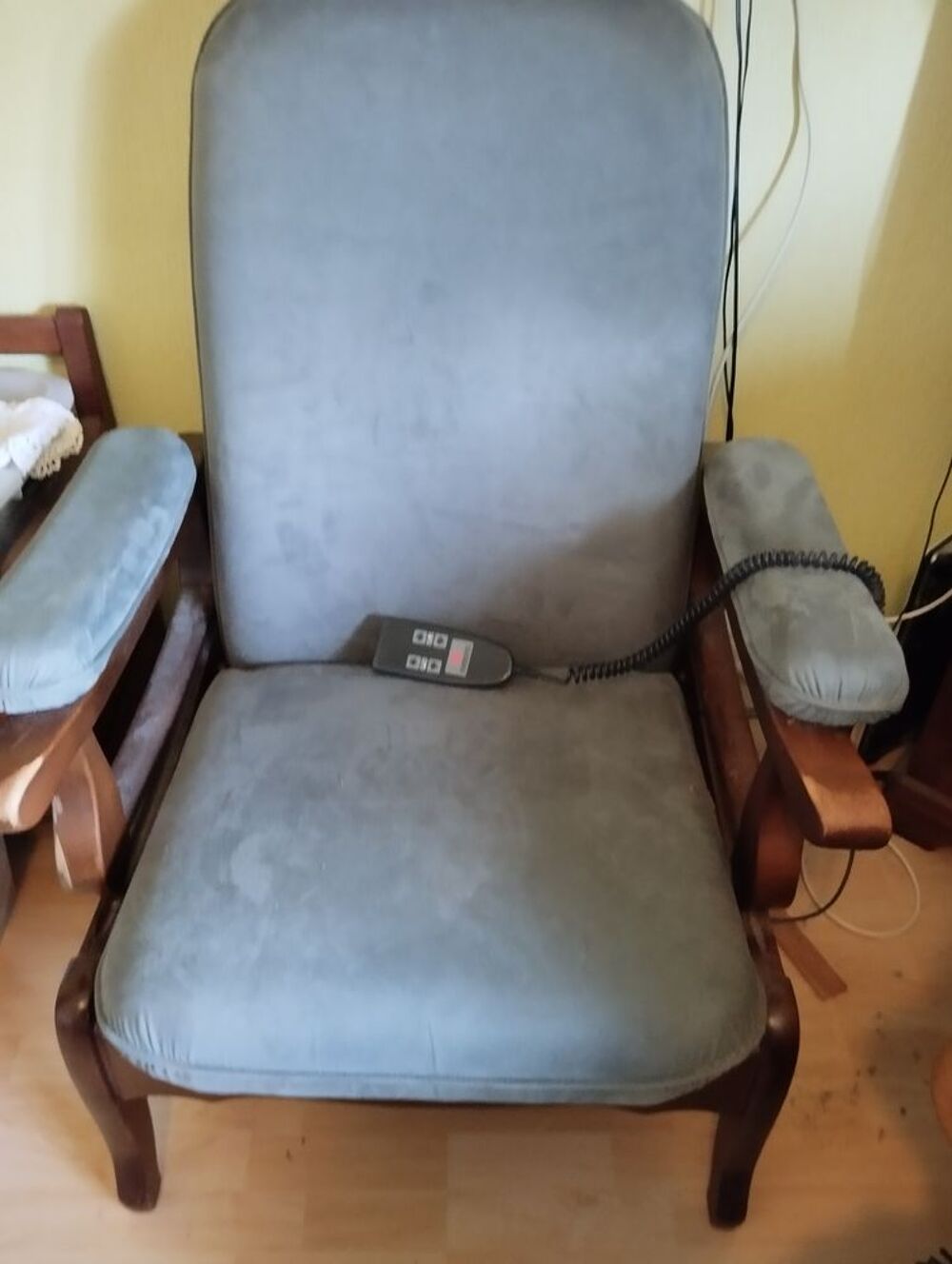 2 fauteuils velours &eacute;lectriques Meubles