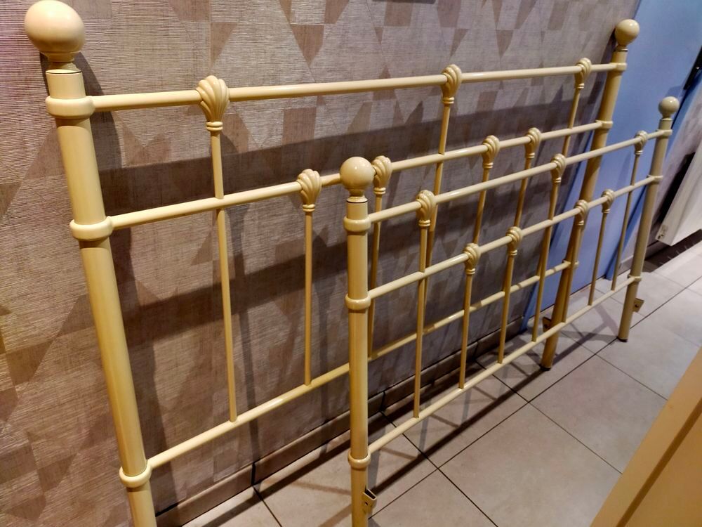 Cadre de lit acier beige. Meubles