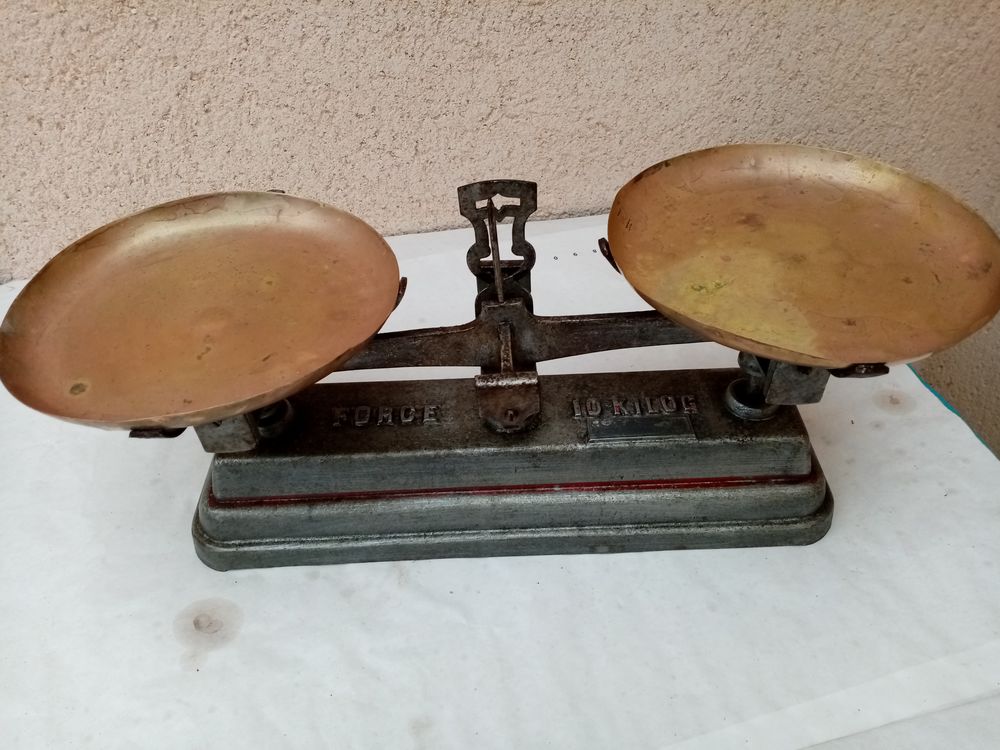 une balance roberval de capacit&eacute; de 10 kg 