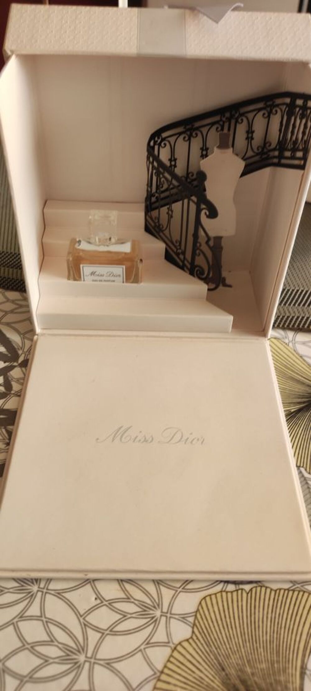Lot de 5miniatures de parfum collector dans leurs coffret d 