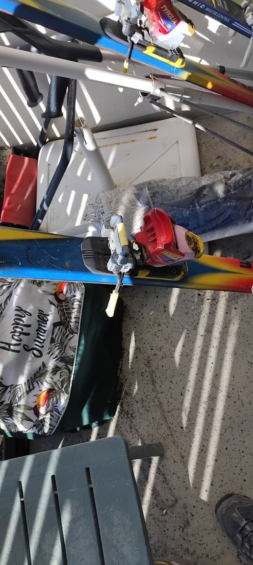 deux paires de skis Sports