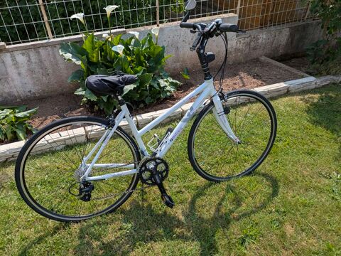 Vélo femme trekking route 250 Voiron (38)