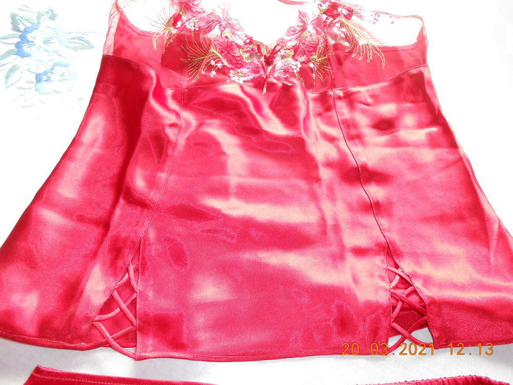ensemble lingerie en soie rouge taille 38 Vêtements