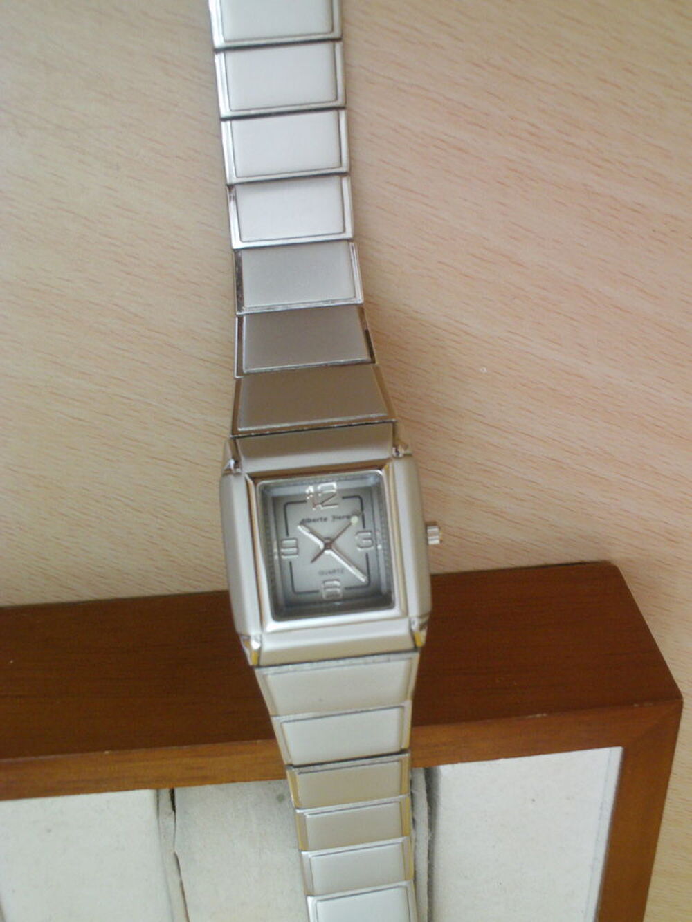  Montre bracelet styl&eacute; grav&eacute;e collection Silcon N&deg; 968 Bijoux et montres