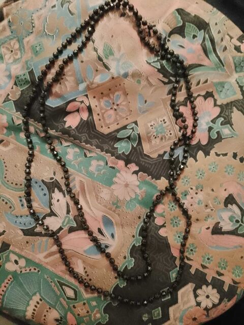 collier double en perles de plastique noires enfants. 4 Carqueiranne (83)