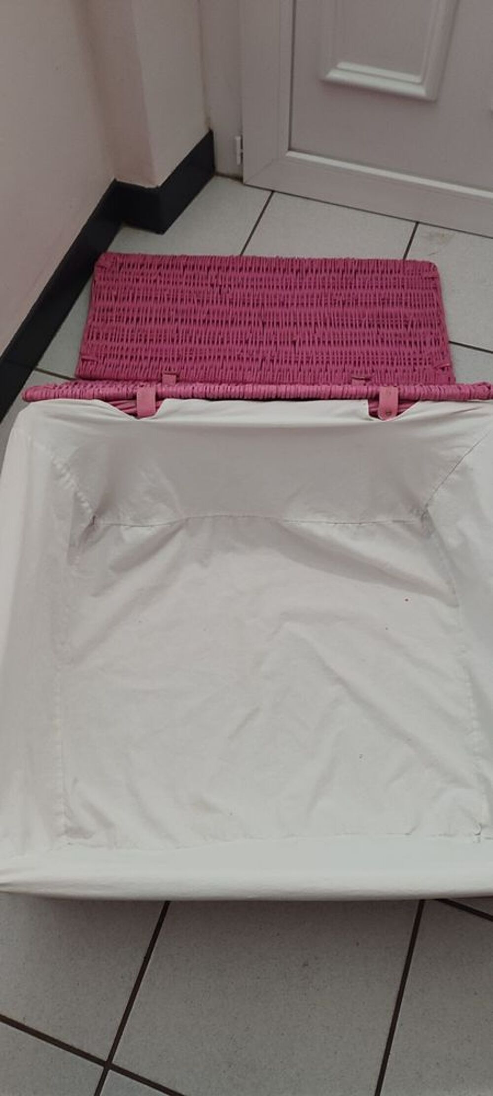 Coffre/bac &agrave; roulettes en rotin rose tr&egrave;s bon &eacute;tat Meubles