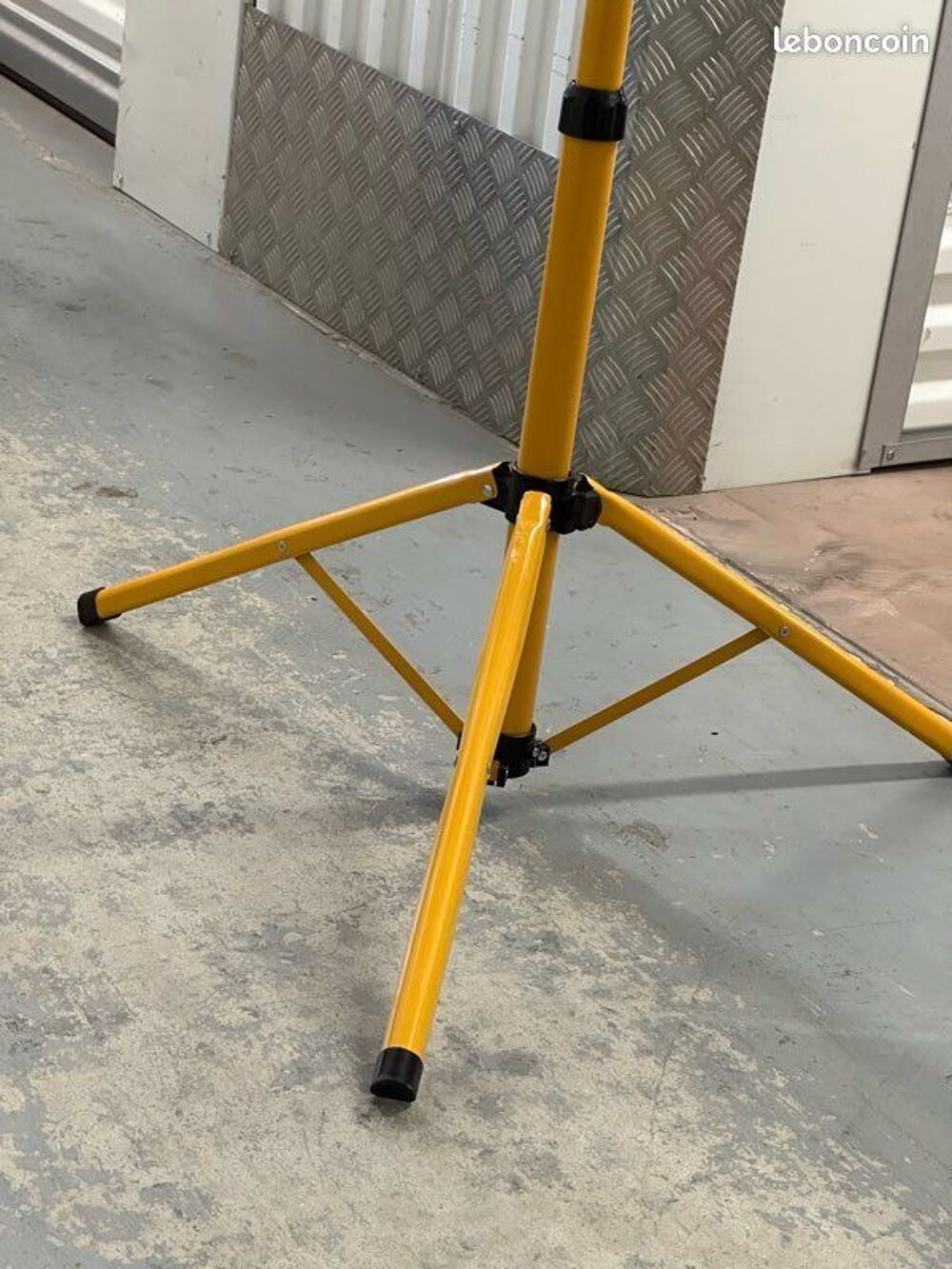 Lampadaire tr&eacute;pied Brenta Inspire ? Jaune moutarde Décoration