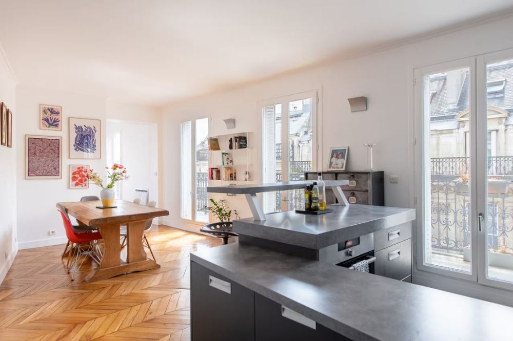 Location Appartement Appartement lumineux de 2 chambres au dernier étage Paris 8