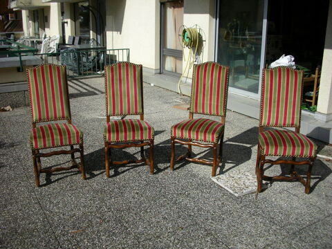 4 chaises de style Louis XIII (?) avec leurs housses. 150 Chamonix-Mont-Blanc (74)