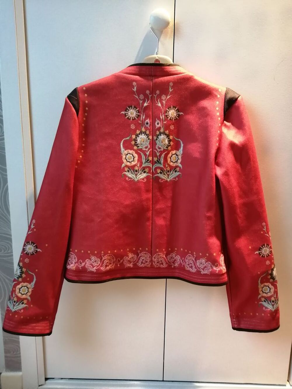 Veste femme fleurie. Vêtements