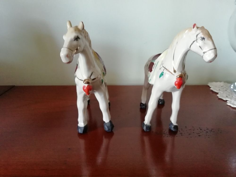 2 jolis petits chevaux espagnols harnach&eacute;s pour la f&ecirc;te Dcoration