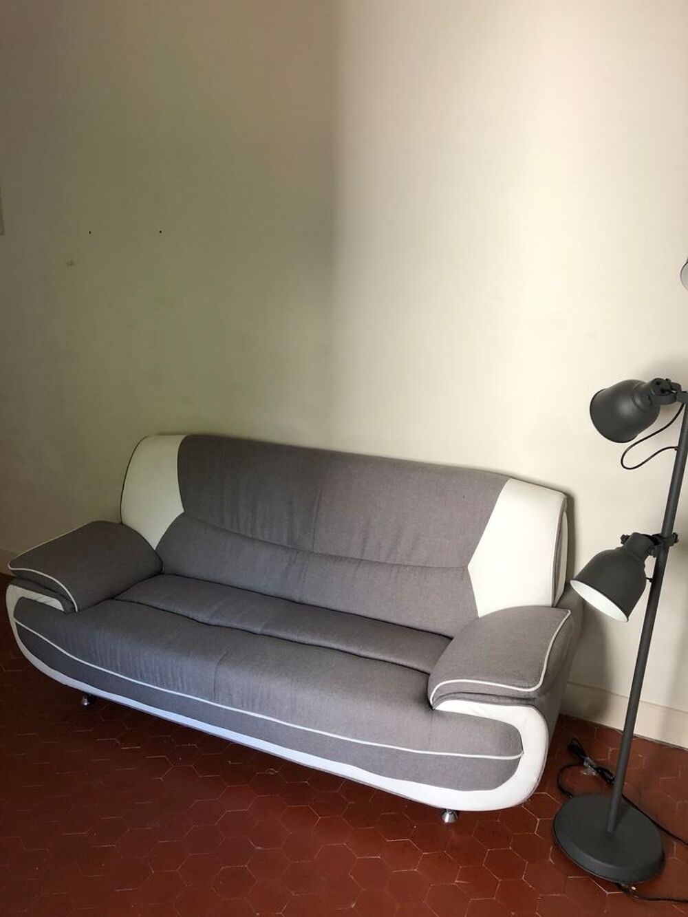 Canap&eacute; contemporain 3 places Tissu gris et simili blanc L194 Meubles