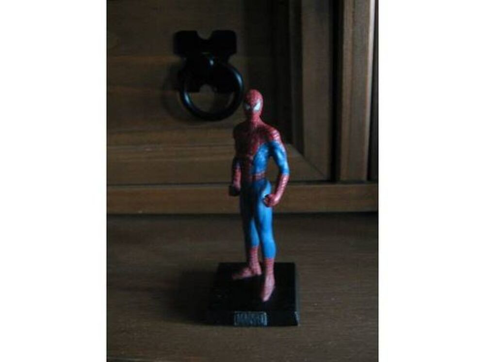 Une figurine marvel spiderman plomb Jeux / jouets