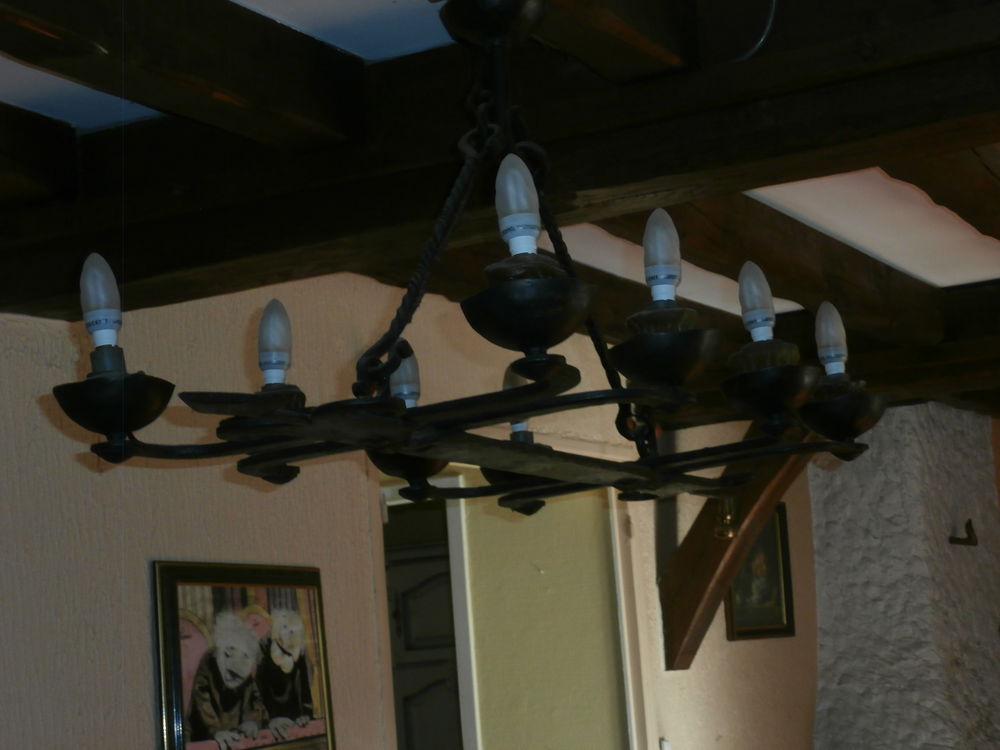 LUSTRE ancien en fer forg&eacute; style rustique et m&eacute;di&eacute;val 
Meubles