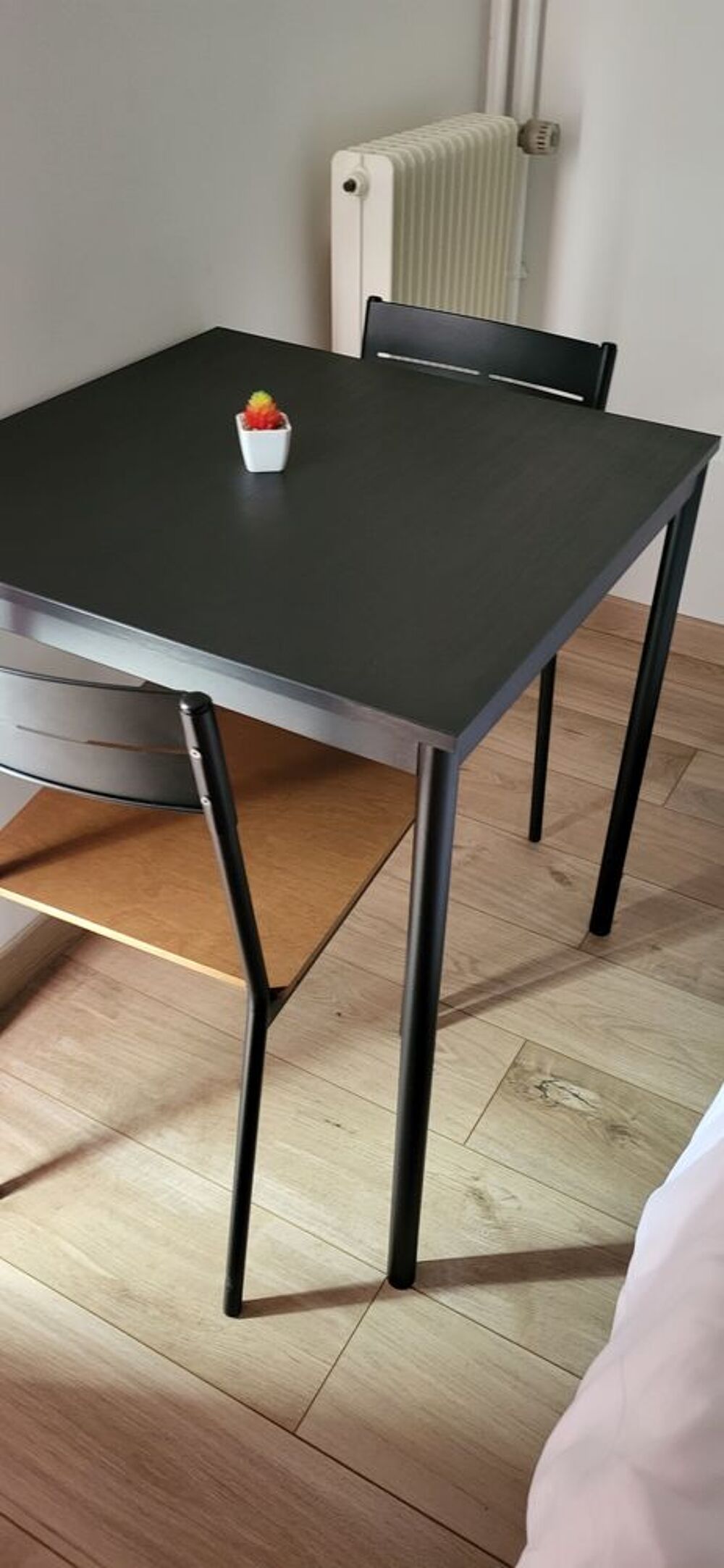 Table 67x67 et 2 chaises IKEA Meubles