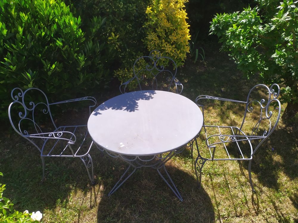 Beau salon de jardin en ferronnerie r&eacute;tro Meubles