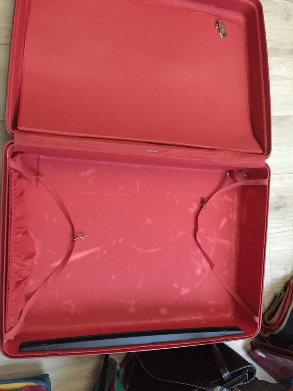 valise rigide marque DELSEY rouge Maroquinerie