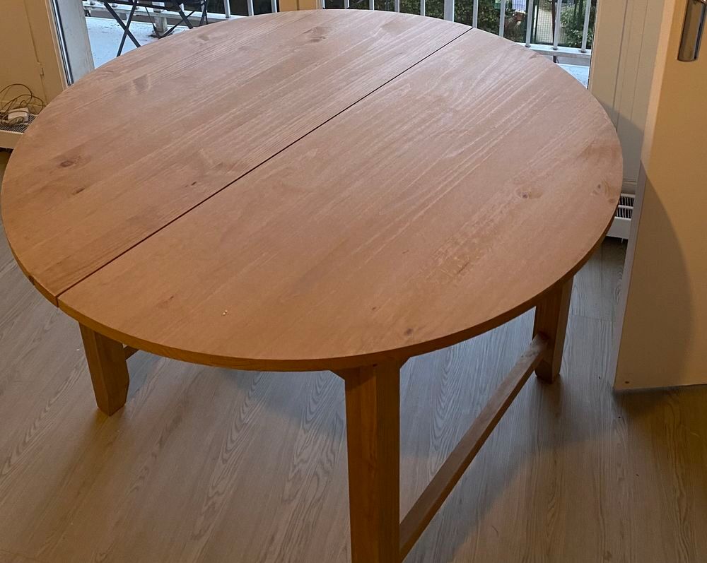 Table en pin massif neuve Meubles