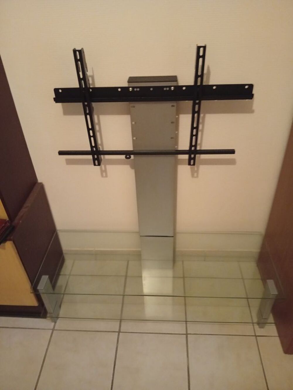 Table basse en verre qui fait porte t&eacute;l&eacute;vision Meubles