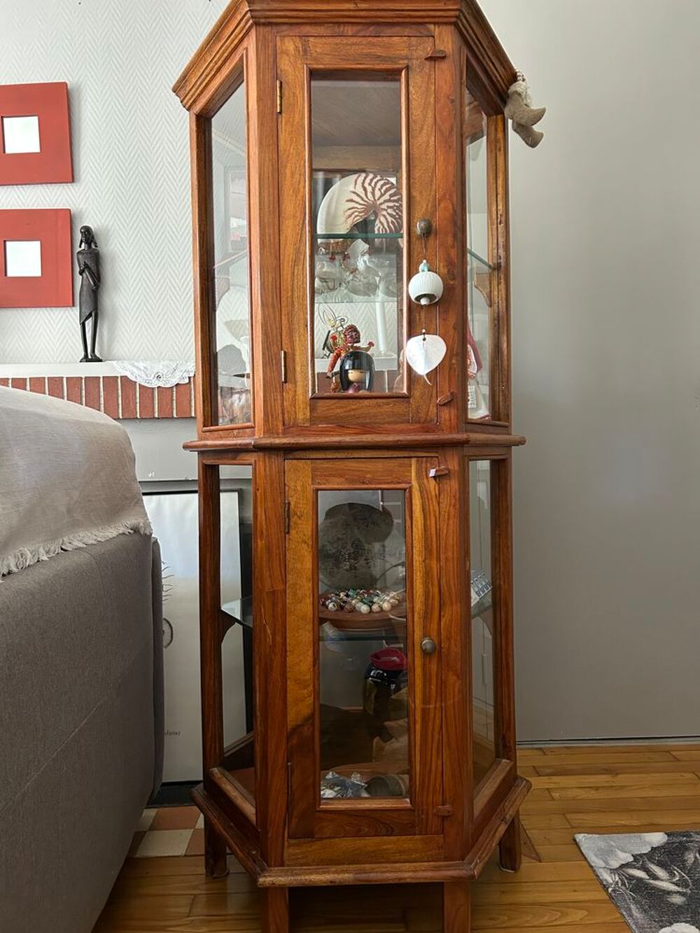 Vitrine en bois avec porte vitr&eacute;e Décoration