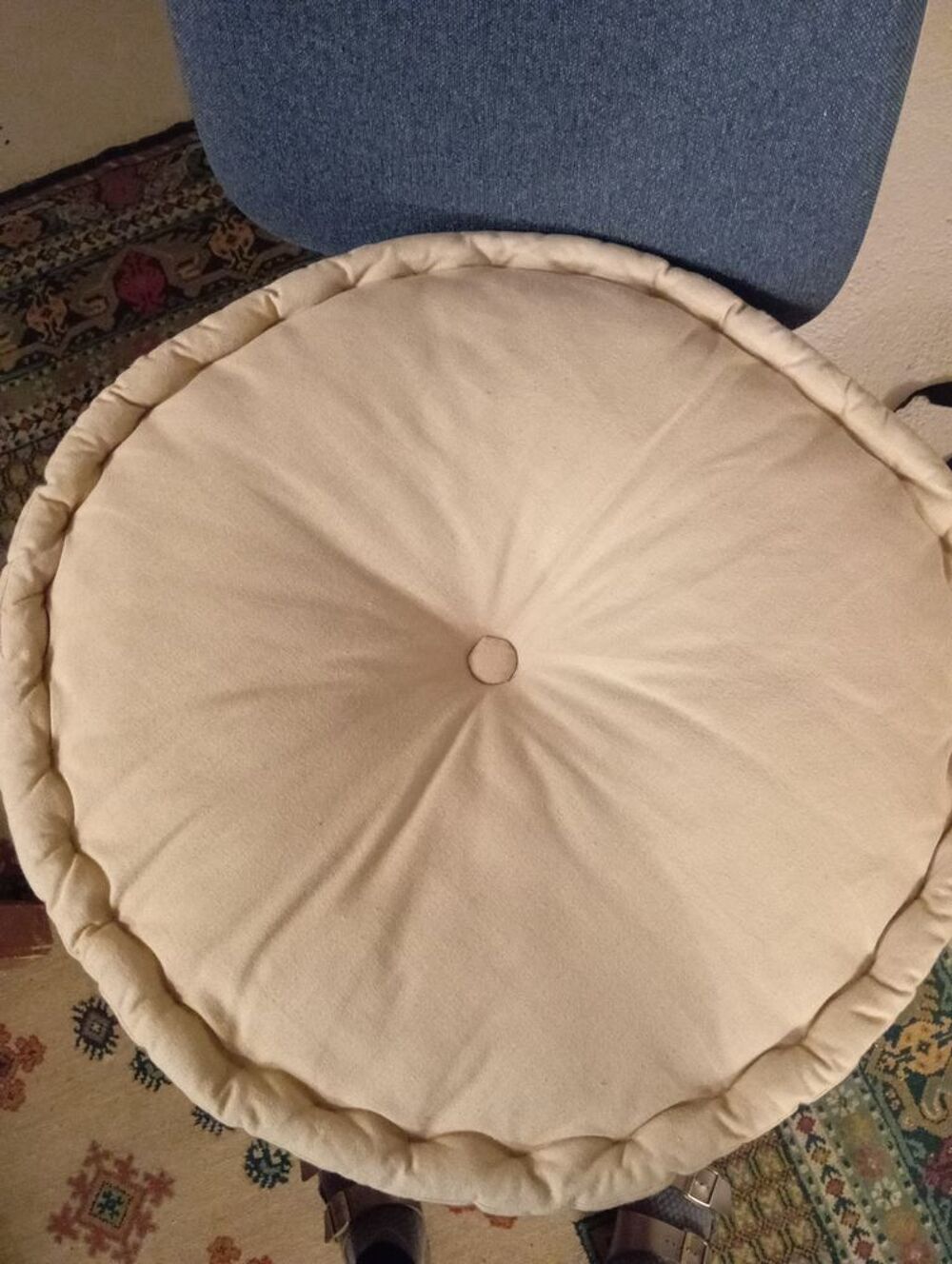2 galettes : une rouge et une beige
Décoration