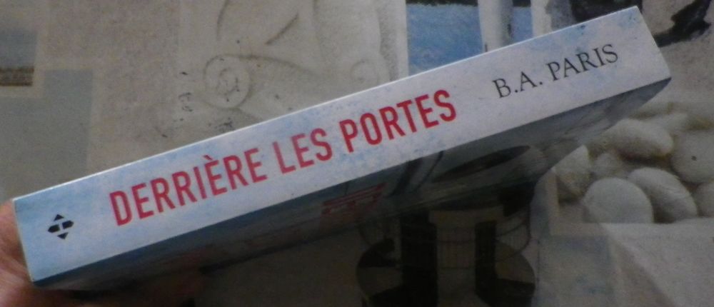 DERRIERE LES PORTES de B.A. PARIS Ed. Hugo Thriller Livres et BD