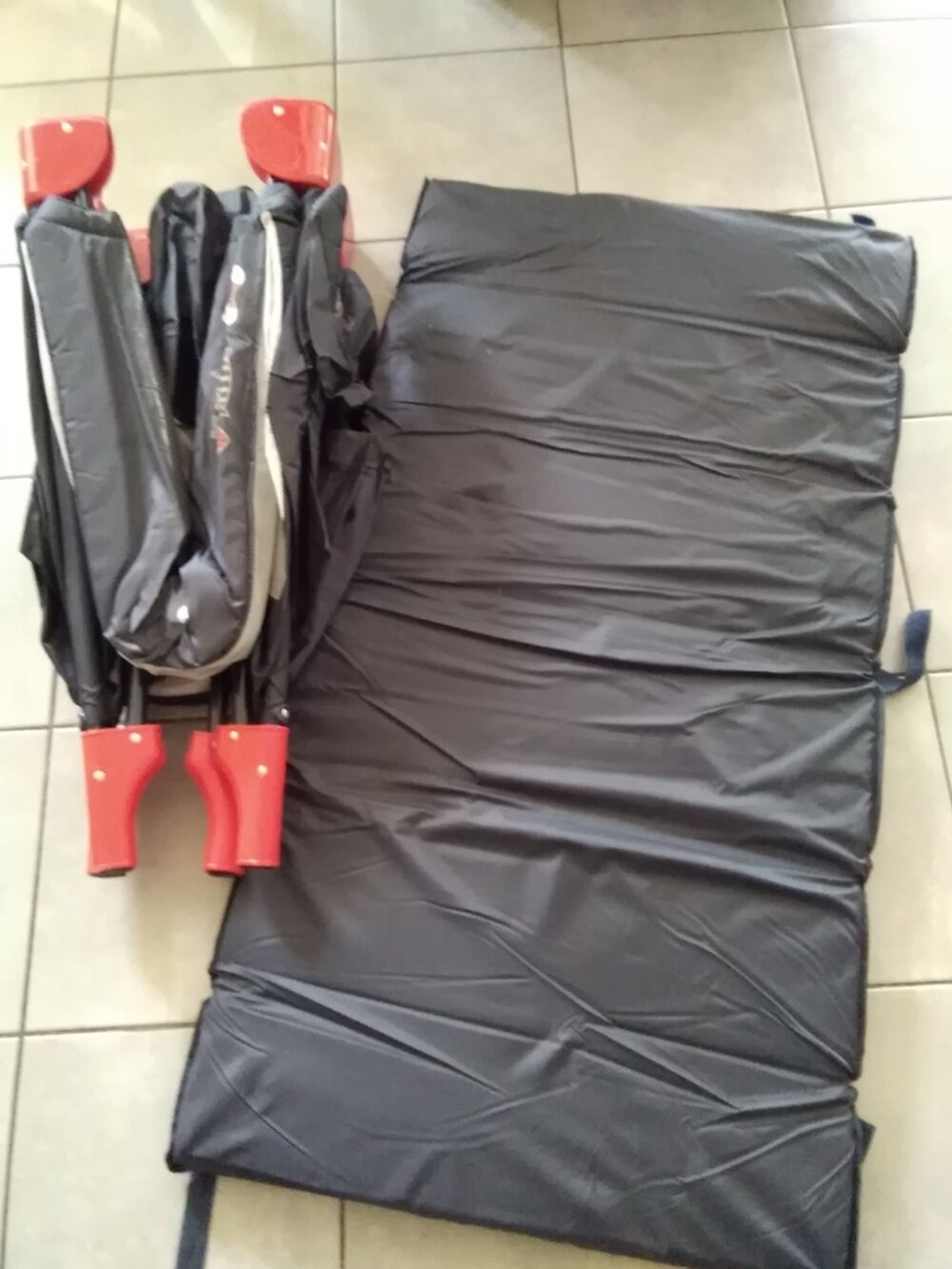 Lit parapluie noir avec matelas Puériculture