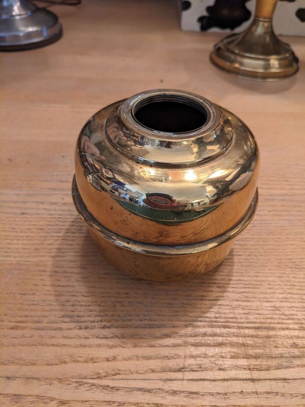 r&eacute;servoir de lampe &agrave; p&eacute;trole en laiton en bon &eacute;tat d'usage.
Décoration