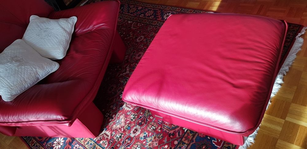 fauteuil et son pouf rouges Meubles