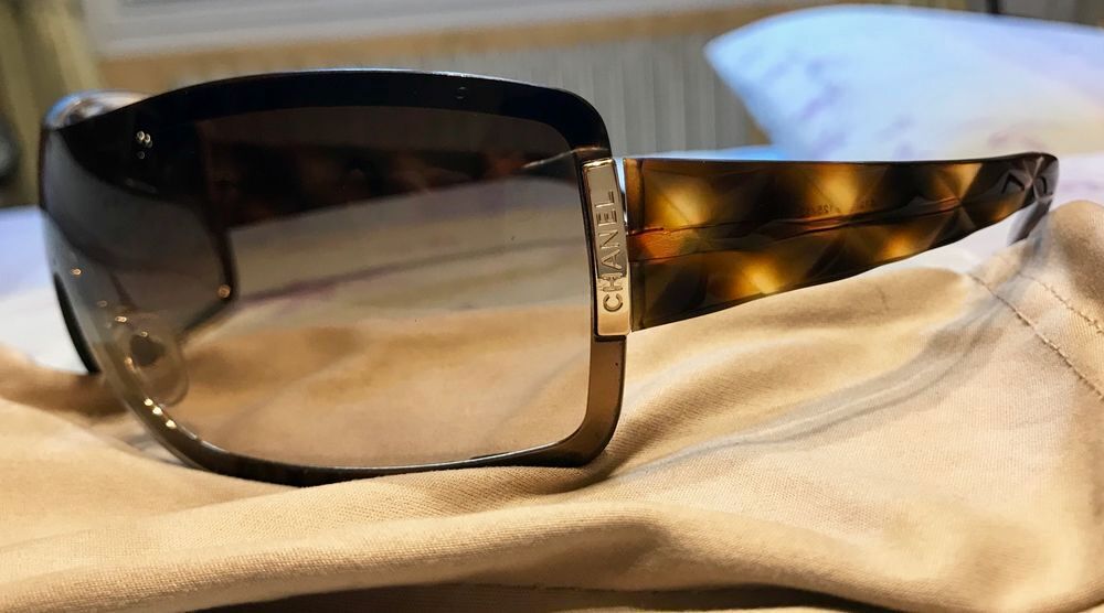 LUNETTES DE SOLEIL CHANEL Bijoux et montres