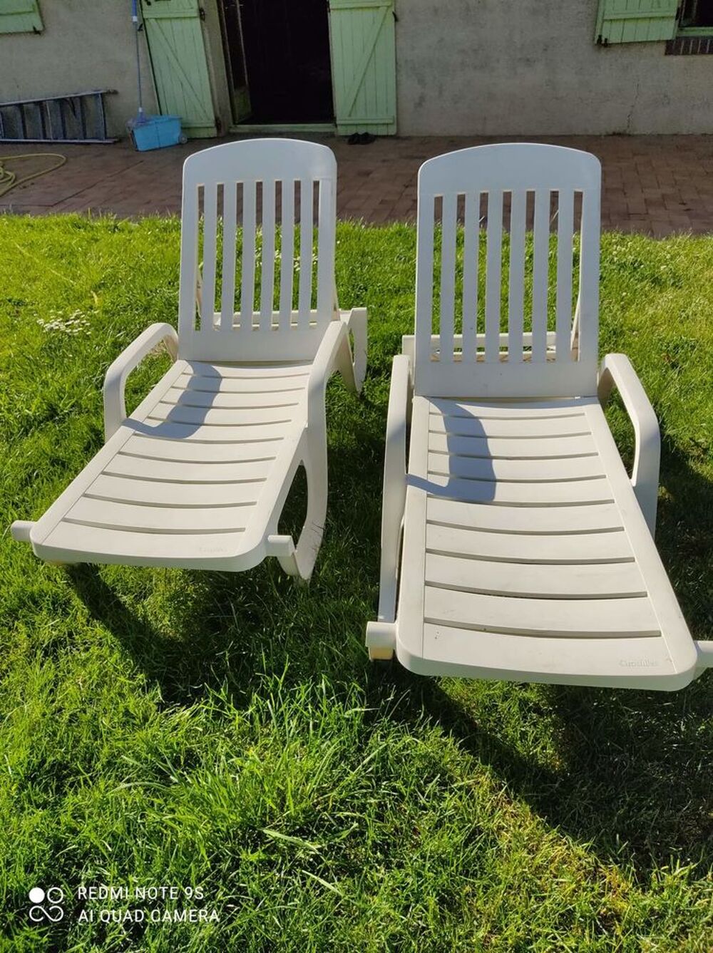  2 transats blancs. tr&egrave;s bon &eacute;tat Jardin