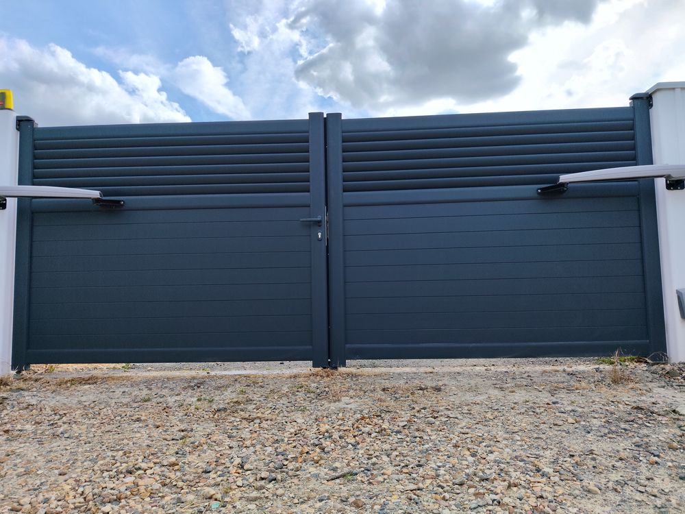 Portail Alu battant motoris&eacute; 4m Jardin