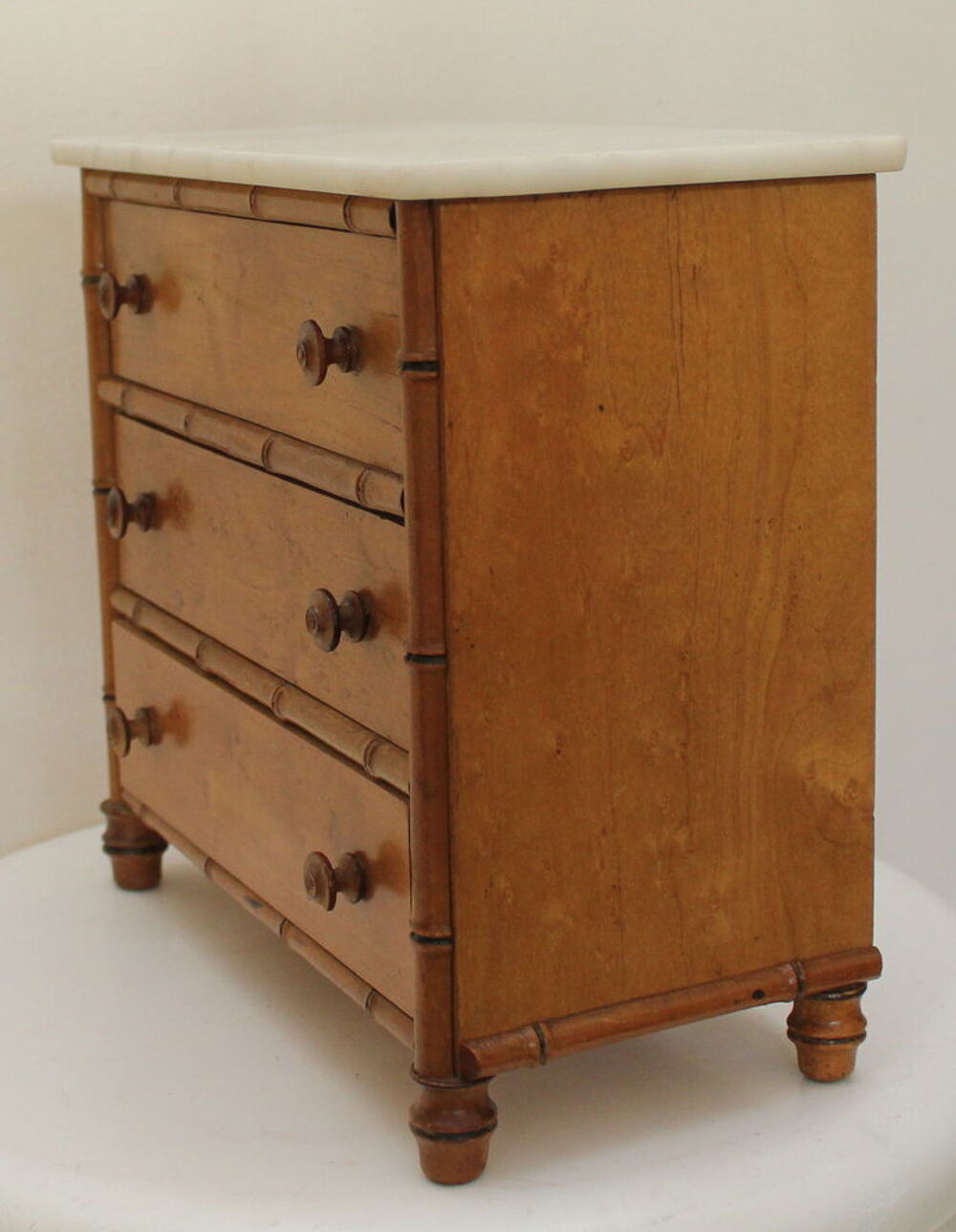 Petite commode de poup&eacute;e bambou et marbre jouet ancien 
Jeux / jouets