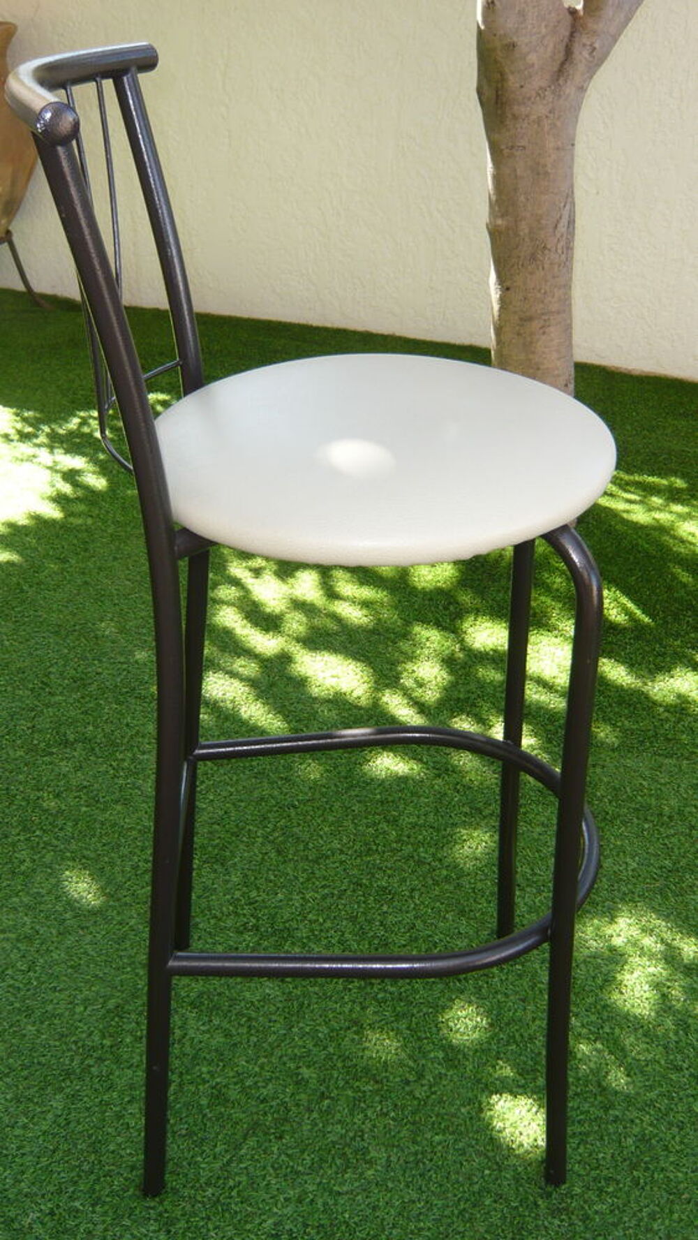 table bar carr&eacute; + 3 chaise haute Meubles