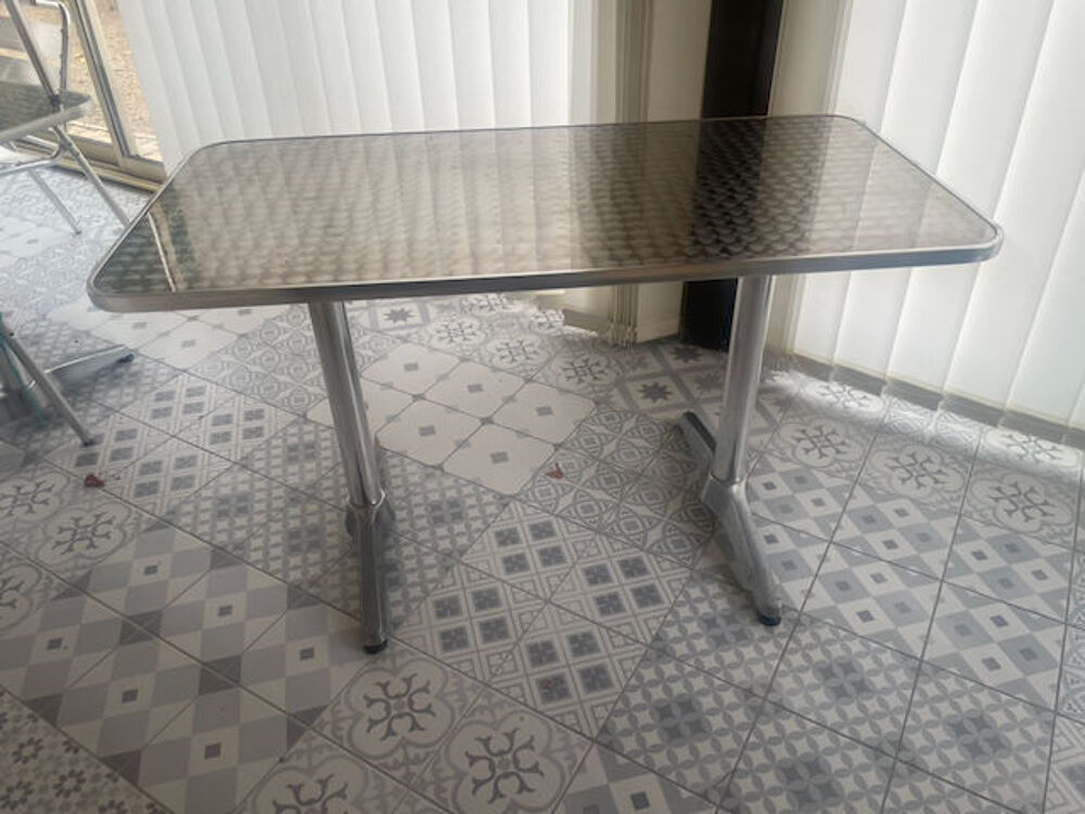 2 tables, 6 chaise m&eacute;tal pour v&eacute;randa Meubles