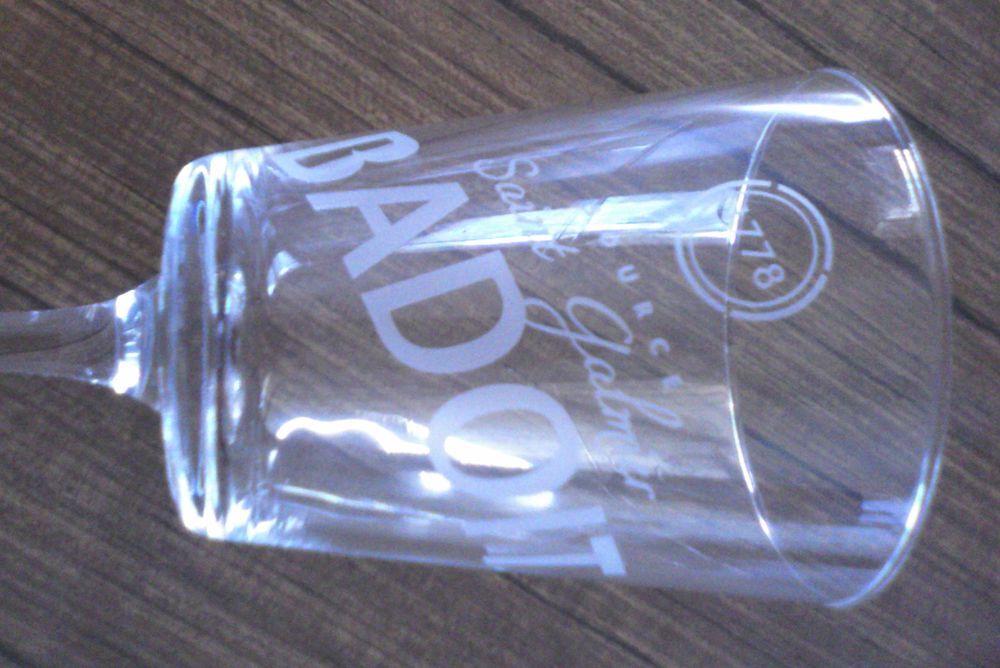 Lot de 4 verres &agrave; pied Badoit NEUF
Décoration