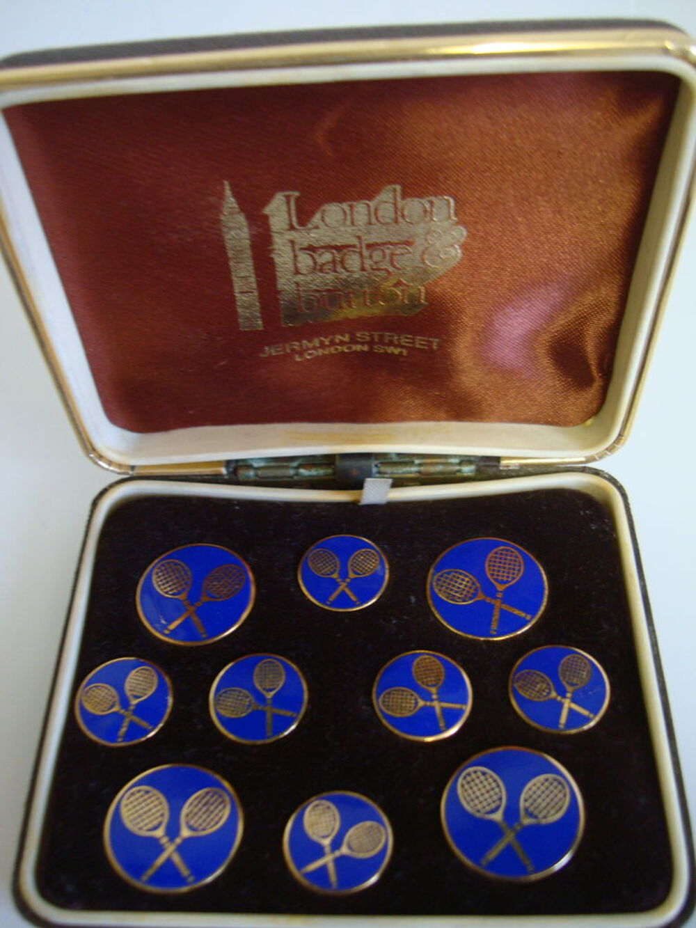 Tennis,boutons anciens,bijoux,objets anciens,sport. 