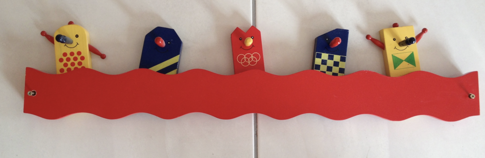 Pat&egrave;re rouge (porte manteau) en bois neuve Mobilier enfants