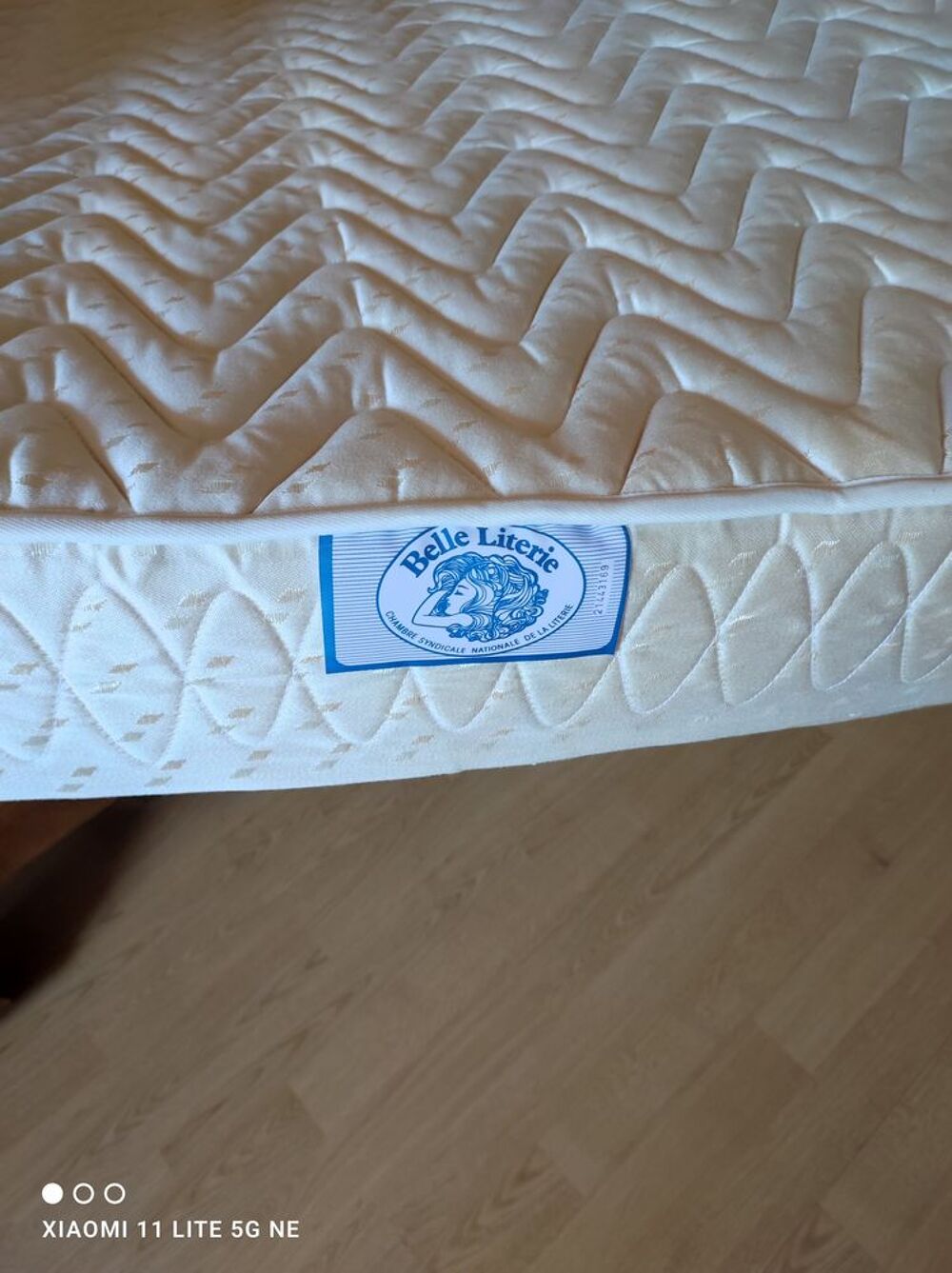 Lit ancien en bois avec sommier et matelas Meubles