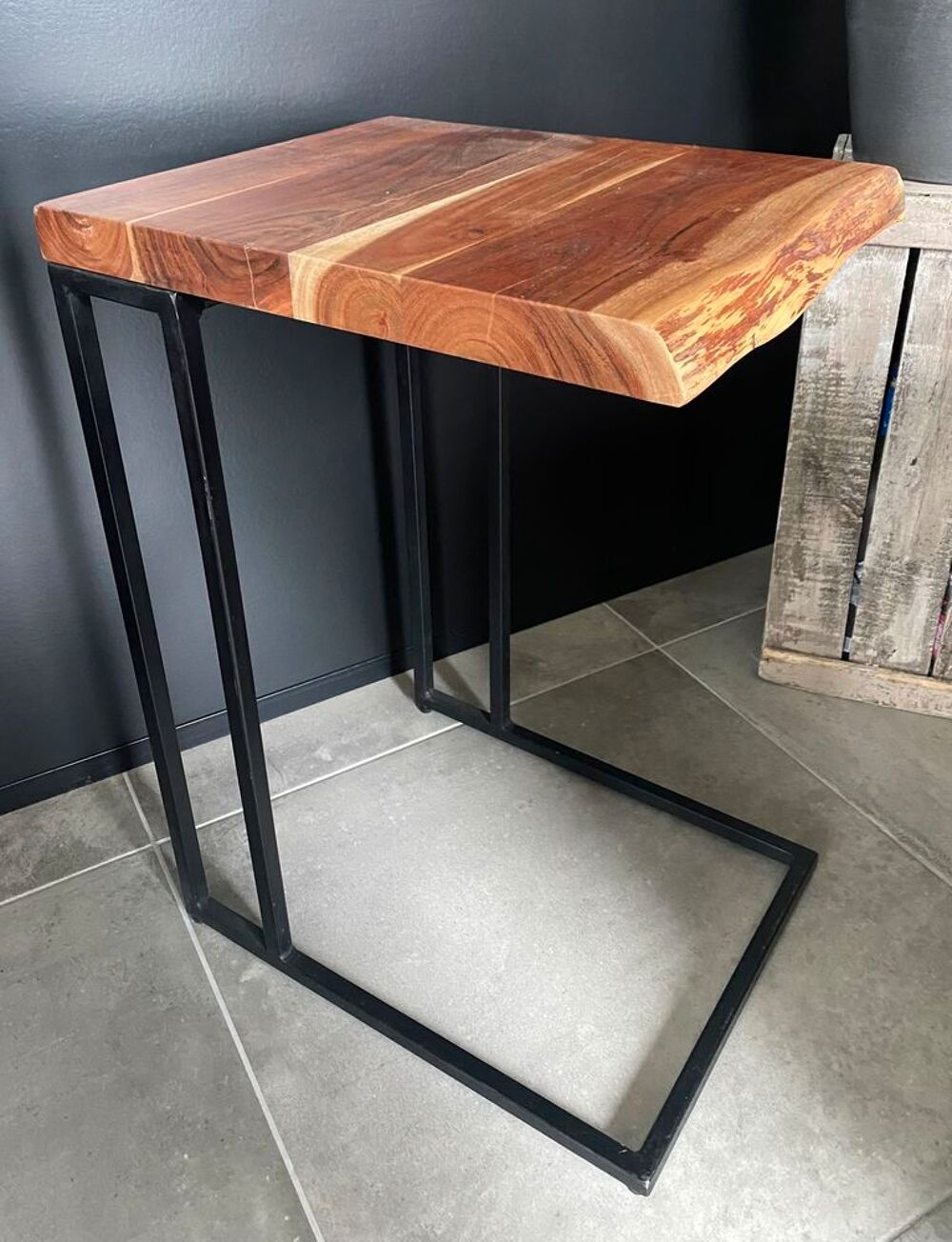 Table d'appoint industrielle en m&eacute;tal noir et d'acacia Meubles