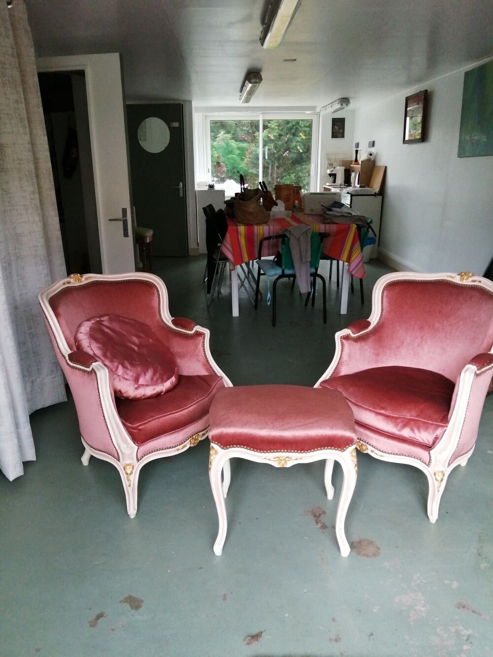 Ensemble deux berg&egrave;res et repose pieds style Louis XVI Meubles