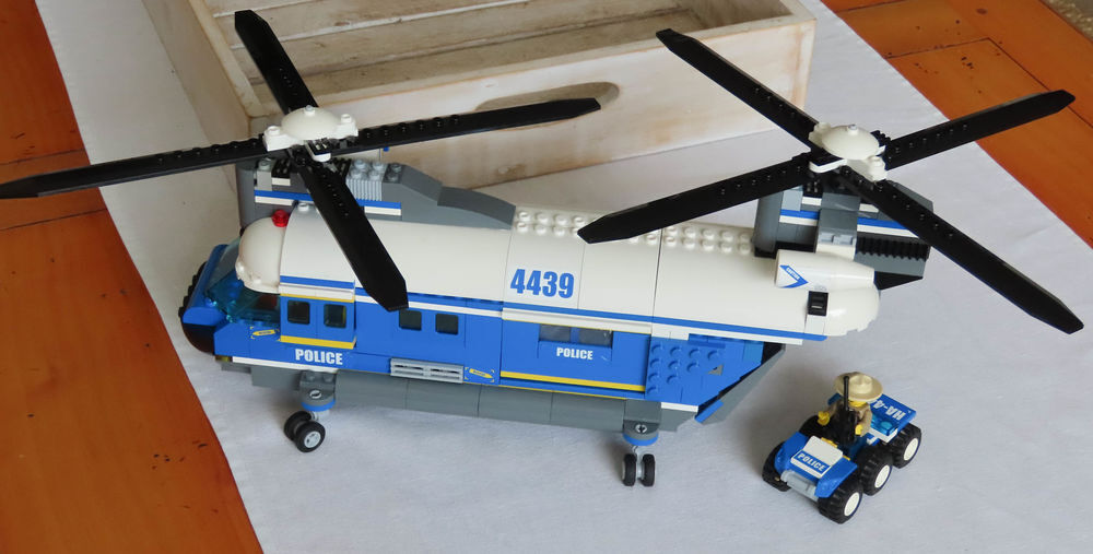 LEGO City 4439 L'h&eacute;licopt&egrave;re de transport lourd de la police Jeux / jouets